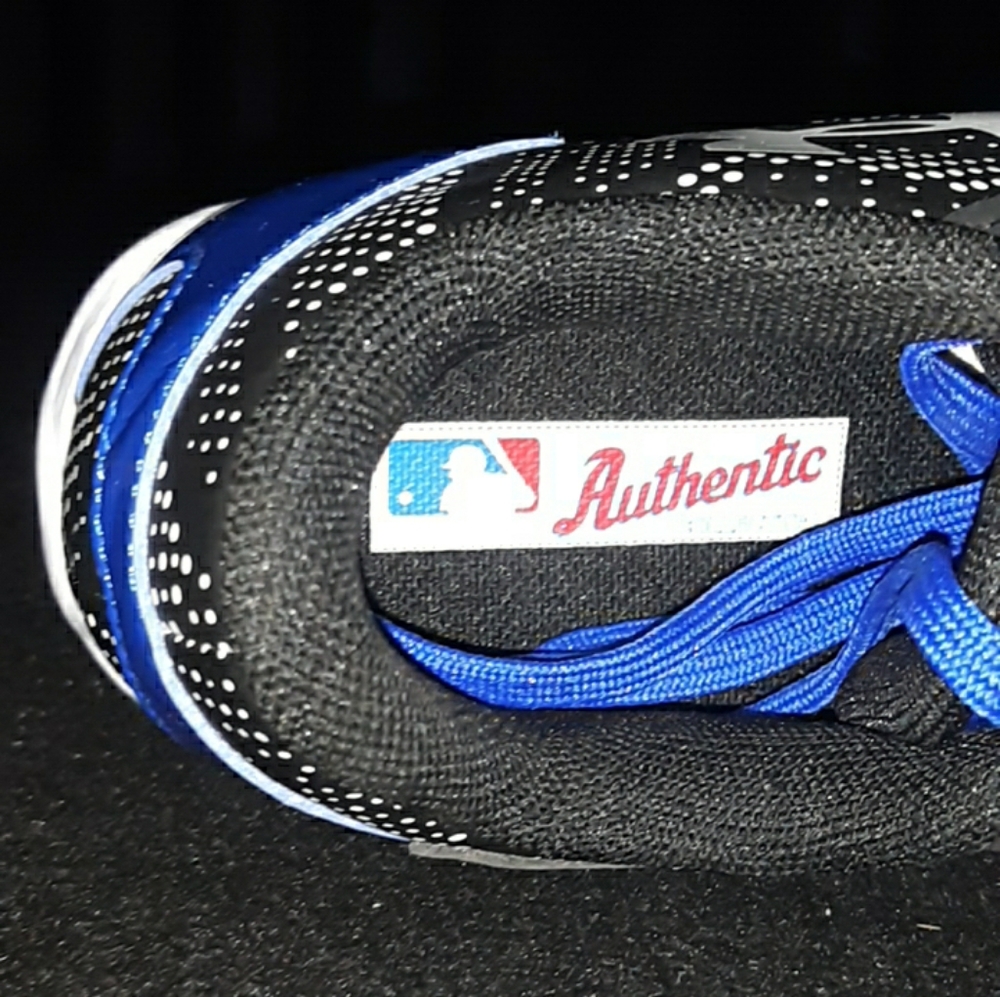 Sneakers - Picture 6 of 7